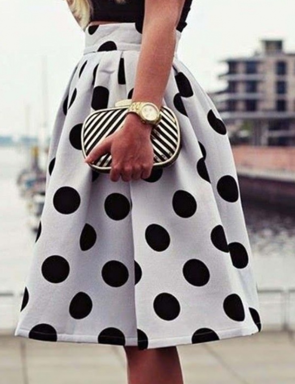 Rok selutut dengan motif polkadot